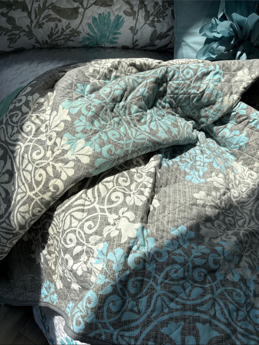 Madison Park Gray and Aqua Damask reversible 4 piece Quilt Set